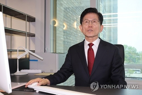 국민의힘 김문수 대선 후보가 8일 서울 영등포구 여의도 국민의힘 당사 대선 후보 사무실에서 자리에 앉아 집무를 보고 있다. [연합뉴스]